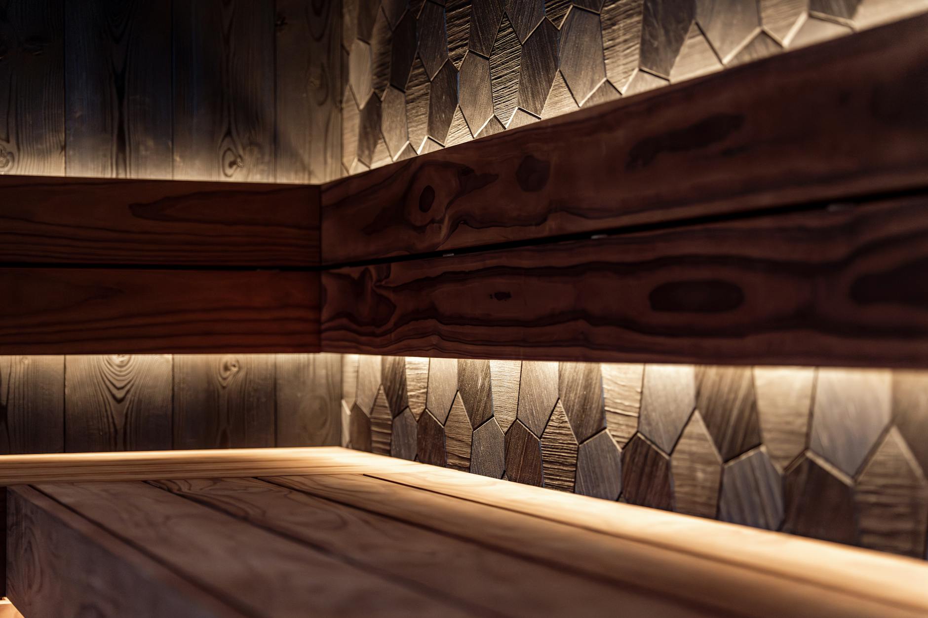 Nowoczesne wnętrze sauny w stylu nordyckim z oświetleniem LED