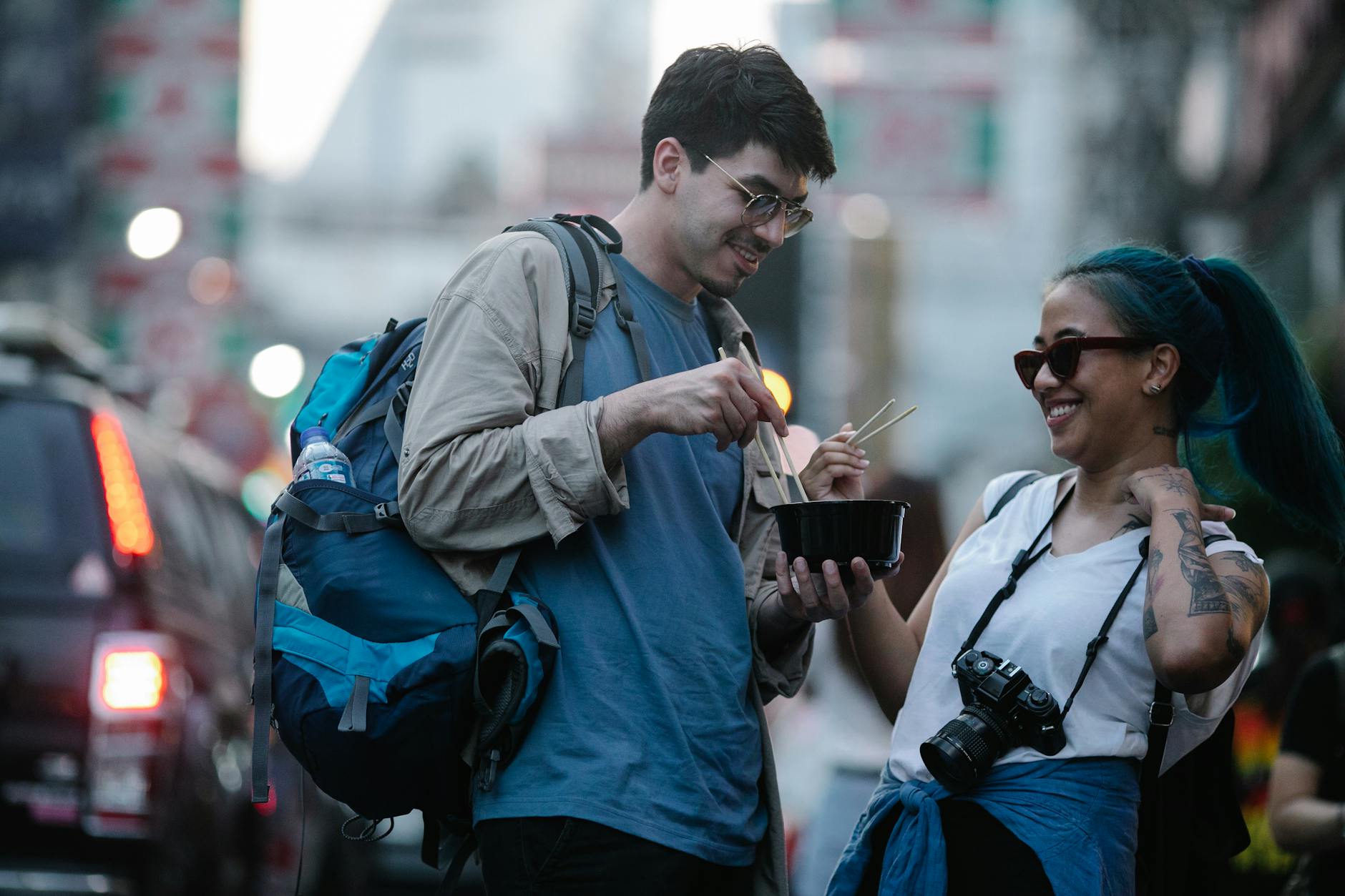 Para turystów je street food w Azji i fotografuje dania