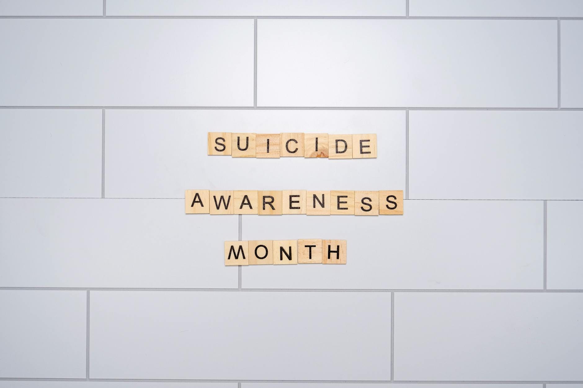 Kostki Scrabble układające się w napis Suicide Awareness Month