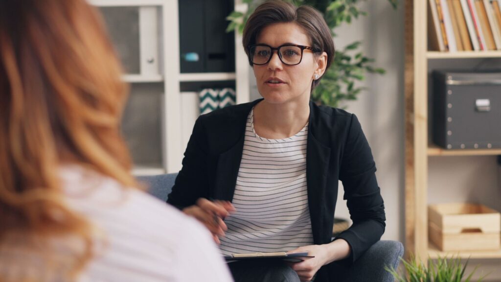 Terapeuta rozmawia z klientem w nowoczesnym gabinecie